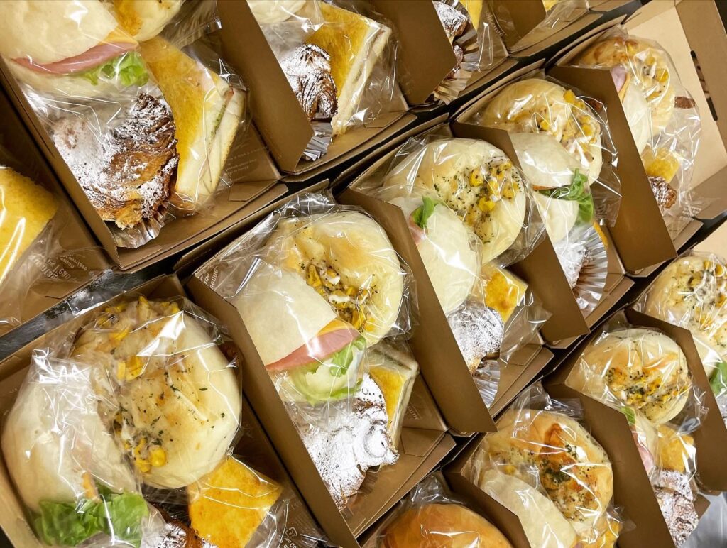 個包装のパンを詰めたサンドBOXを並べたところ