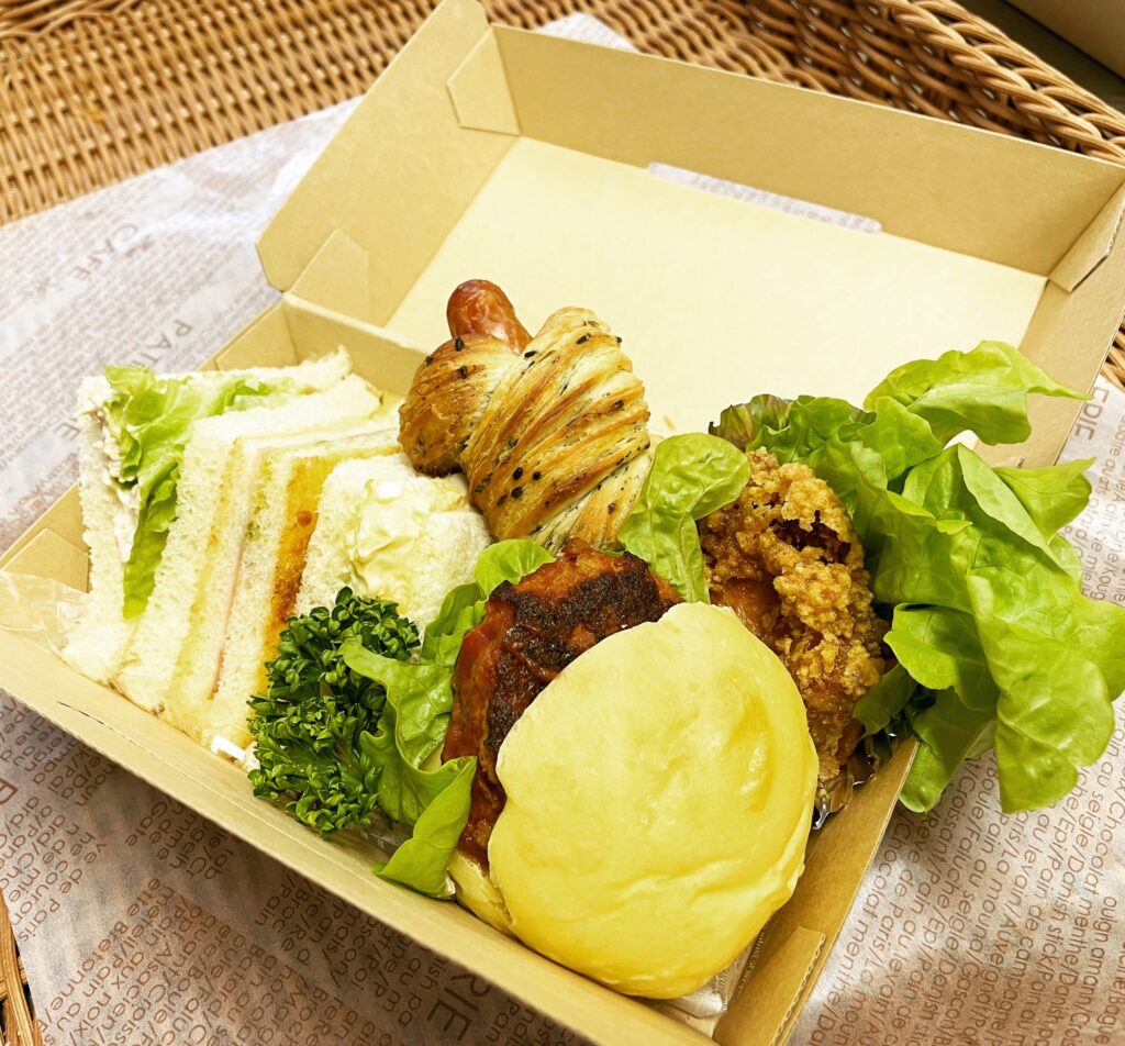 ぱん工房うららのサンドBOX（唐揚げ・ミニハンバーガー入り）