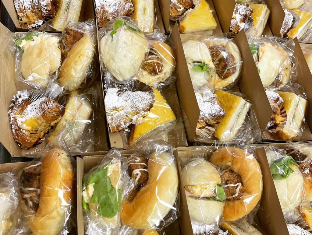 並排的三明治餐盒