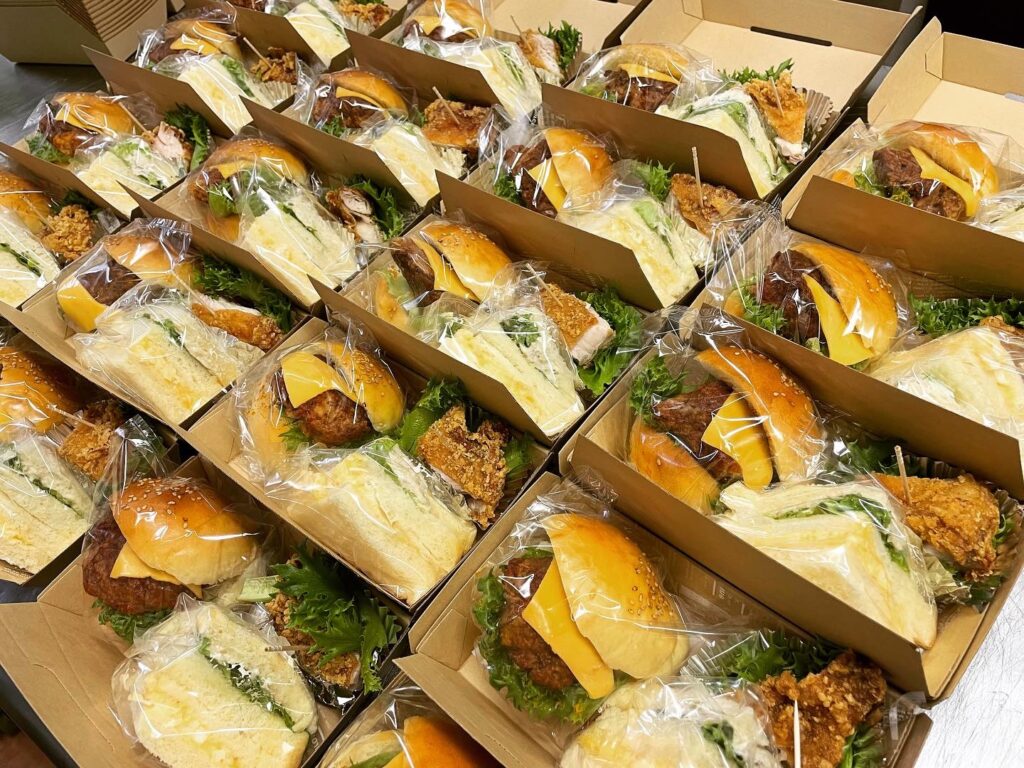 自家製ハンバーガー、サンドイッチ、鶏の竜田揚げを個包装して詰めたサンドBOX