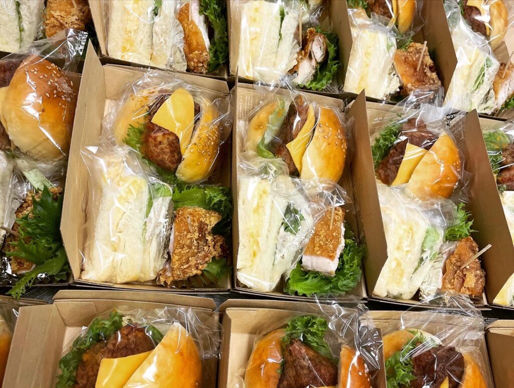 個包装の中身を詰めたサンドBOX