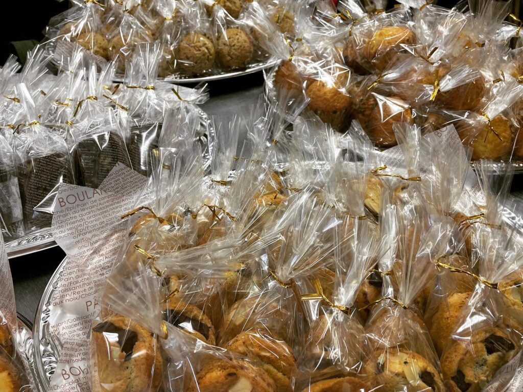 個包装の焼き菓子を盛り付けたところ