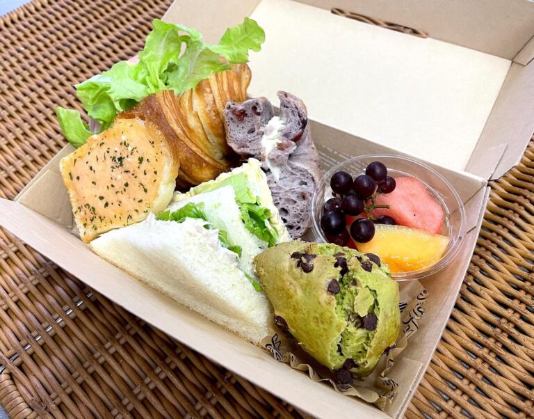 テレビ局様の朝食に、好きな方を選べる2パターンのフルーツ入りサンドBOXをお届けしました