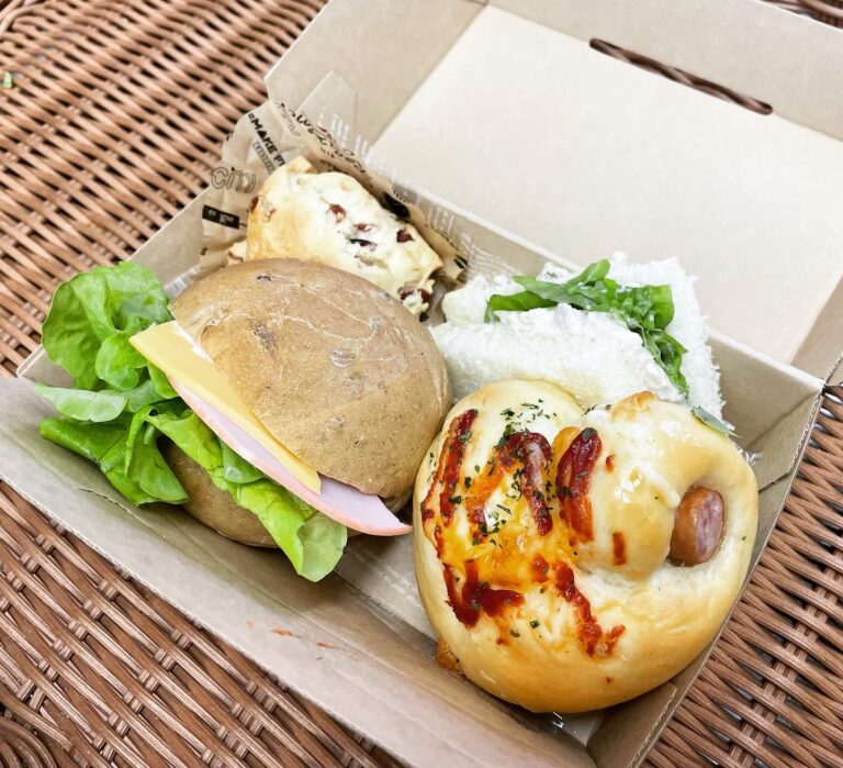 テレビ局様の収録日の朝食に、ご希望のウインナーロールを入れたサンドBOXをお届けしました