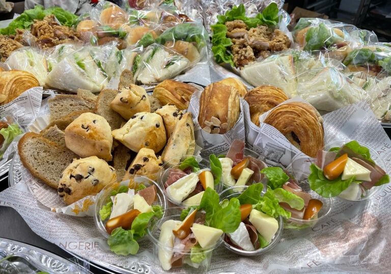 海外の方もいらっしゃる企業様の朝食に、ベジタリアンの方も選べるオードブルをお届けしました