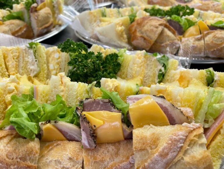 常連の企業様の夕方の軽食に、サンドイッチ・おにぎり・焼き菓子の中皿オードブルをお届けしました