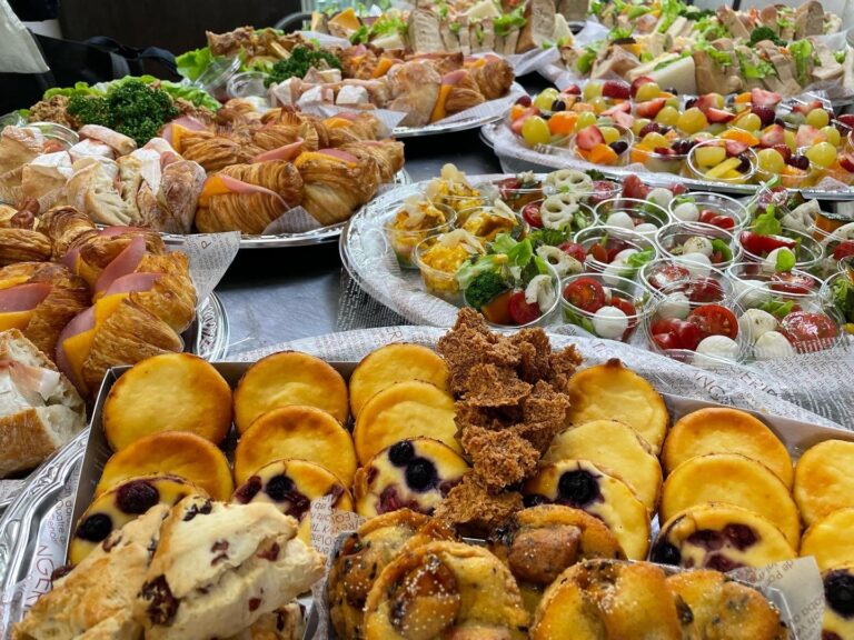 海外の方が多い企業様の昼食に、サラダ・サンドイッチ・焼き菓子のオードブルをお届けしました