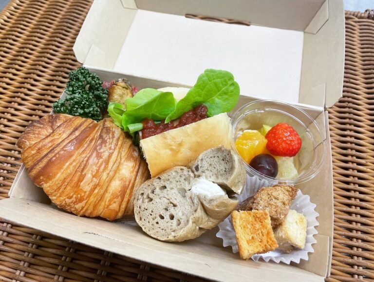 旅行会社様のご依頼で、海外からのお客様が新幹線で召し上がる昼食用サンドBOXを180個お届けしました