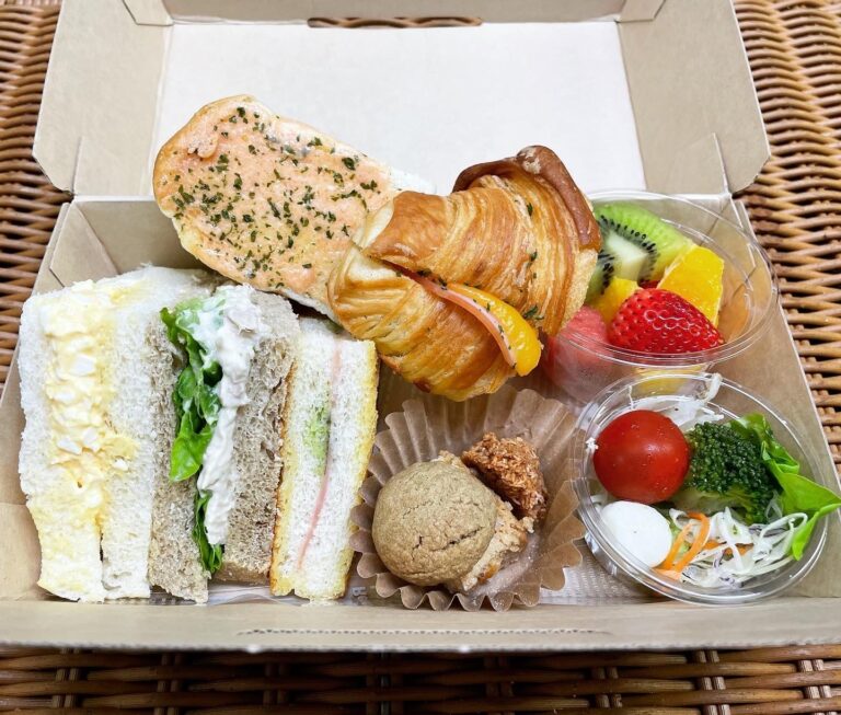 常連のイベント企画会社様のご依頼で、さいたま市のホテルの会議用朝食にサンドイッチBOXをお届けしました