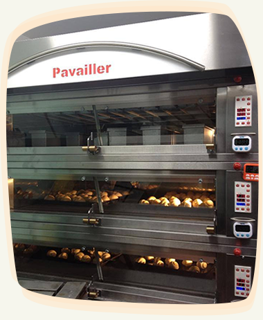 パンを焼いているフランス製パヴァイエのオーブン