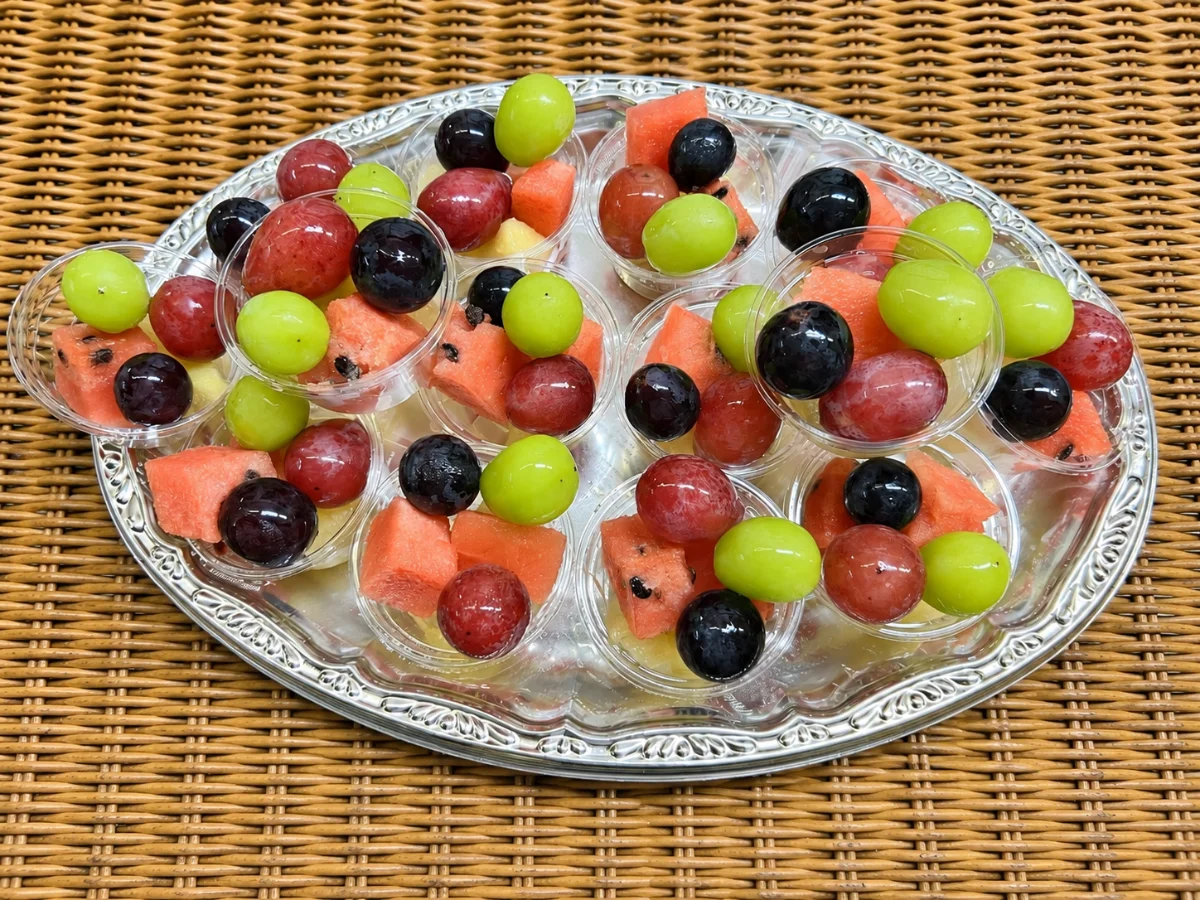 彩り豊かなカップフルーツの盛り合わせ