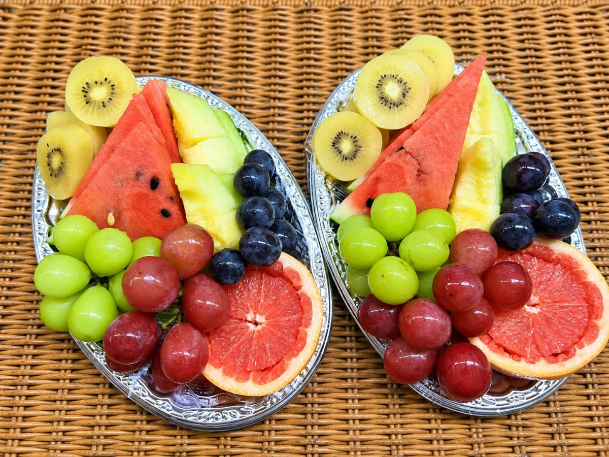 Small-plate fruit platter for the cast