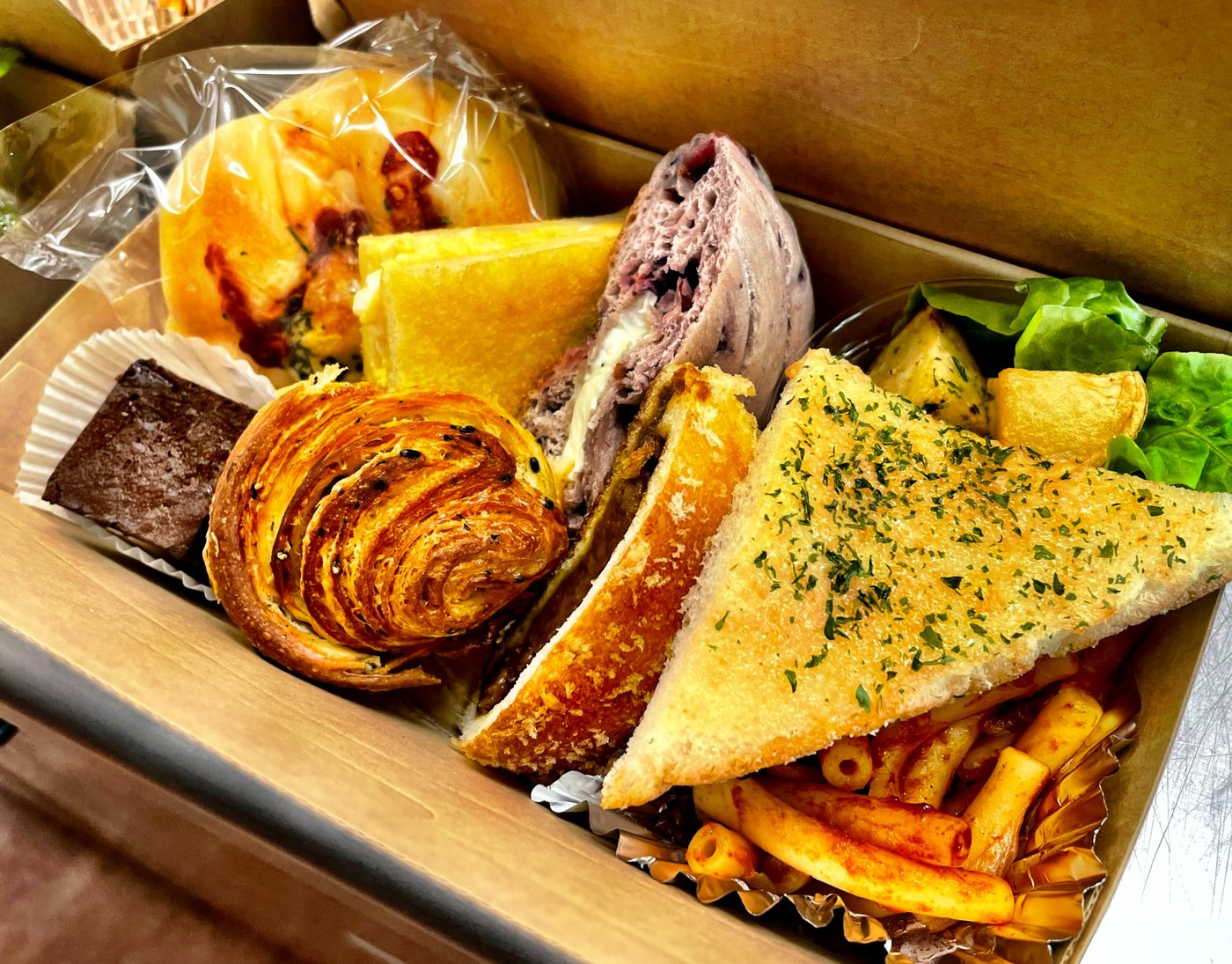 食事系のパンと甘いパンを彩りよく組み合わせた、ぱん工房うららのランチBOXの商品例