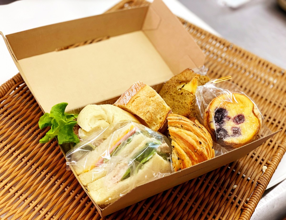 個包装のサンドイッチとパン、焼き菓子を組み合わせた、ぱん工房うららのBOXの商品例