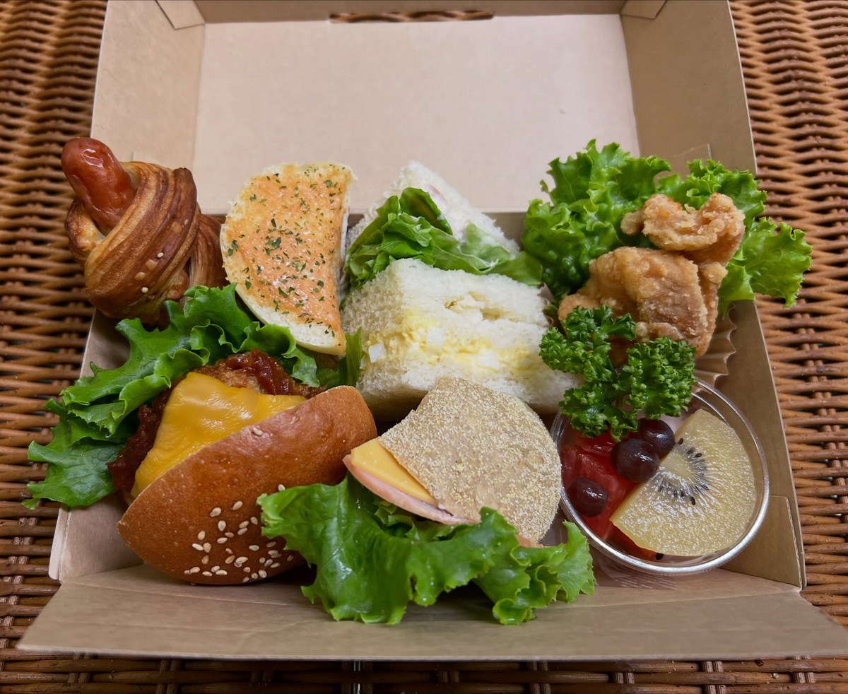 サンドイッチと惣菜を一箱に詰め合わせたぱん工房うららのサンドBOX
