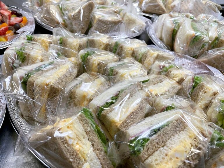 東京・霞ヶ関の団体様の立食会食に、個包装サンドイッチとカップフルーツのオードブルをお届けしました