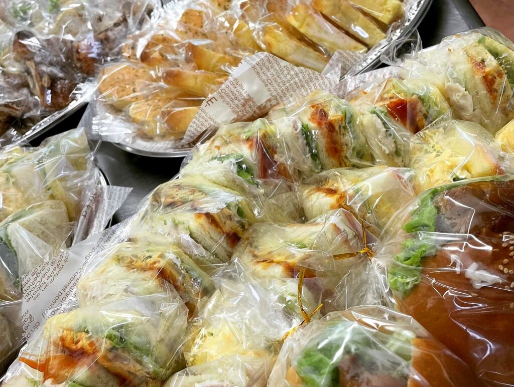 個包装のサンドイッチを並べた大皿