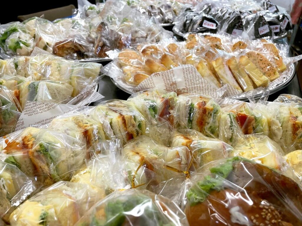 個包装のサンドイッチや調理パンを並べた様子