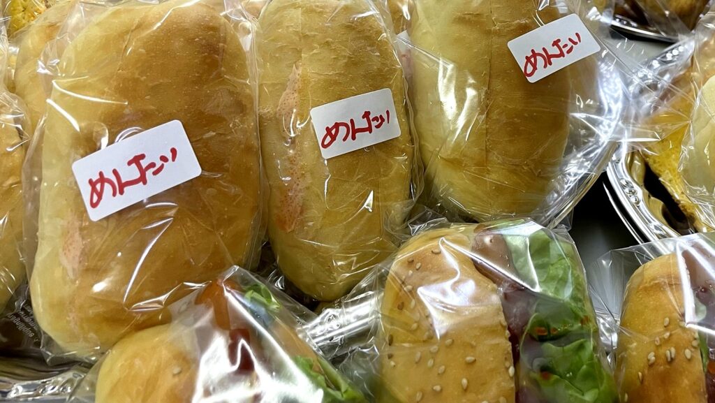 個別に袋詰めしたパンの大皿（実際の納品写真）