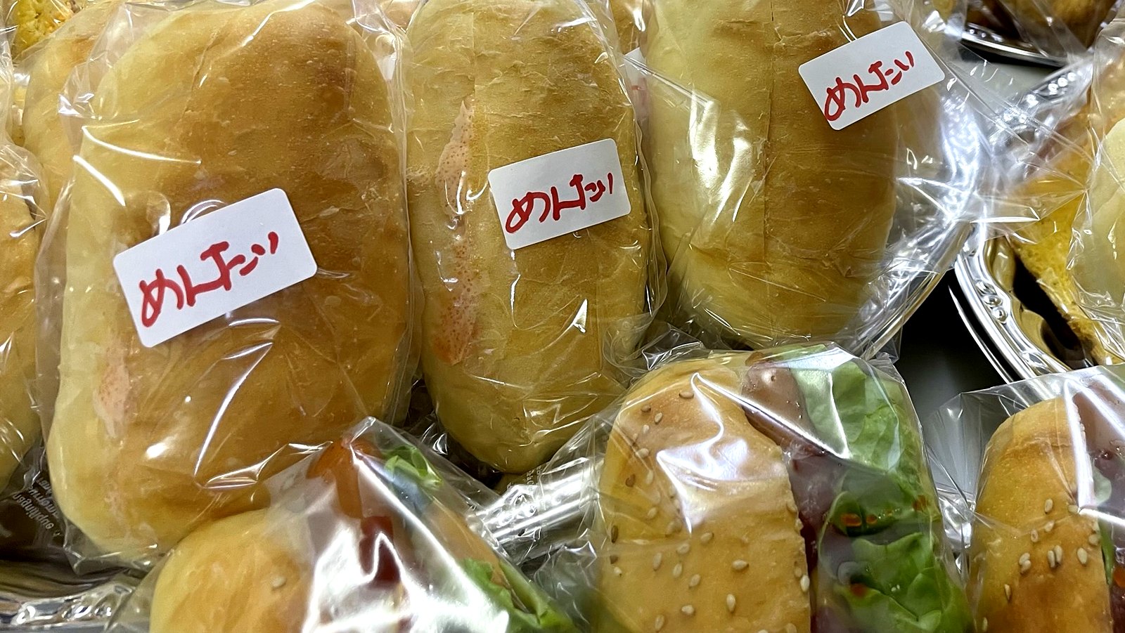 個別に袋詰めしたパンの大皿（実際の納品写真）