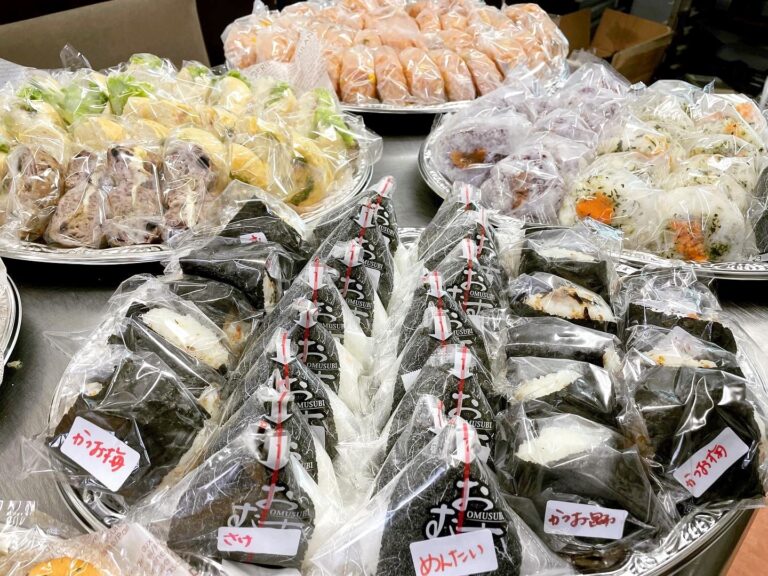 イベント運営企画会社様の約160人分の朝食に、個包装のパンとおにぎりをお届けしました