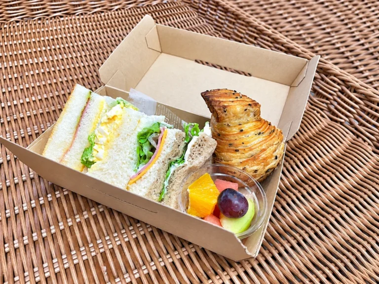 サンドイッチ3種、黒ゴマクロワッサン、カップに入れたフルーツを詰めた朝食用サンドイッチBOX