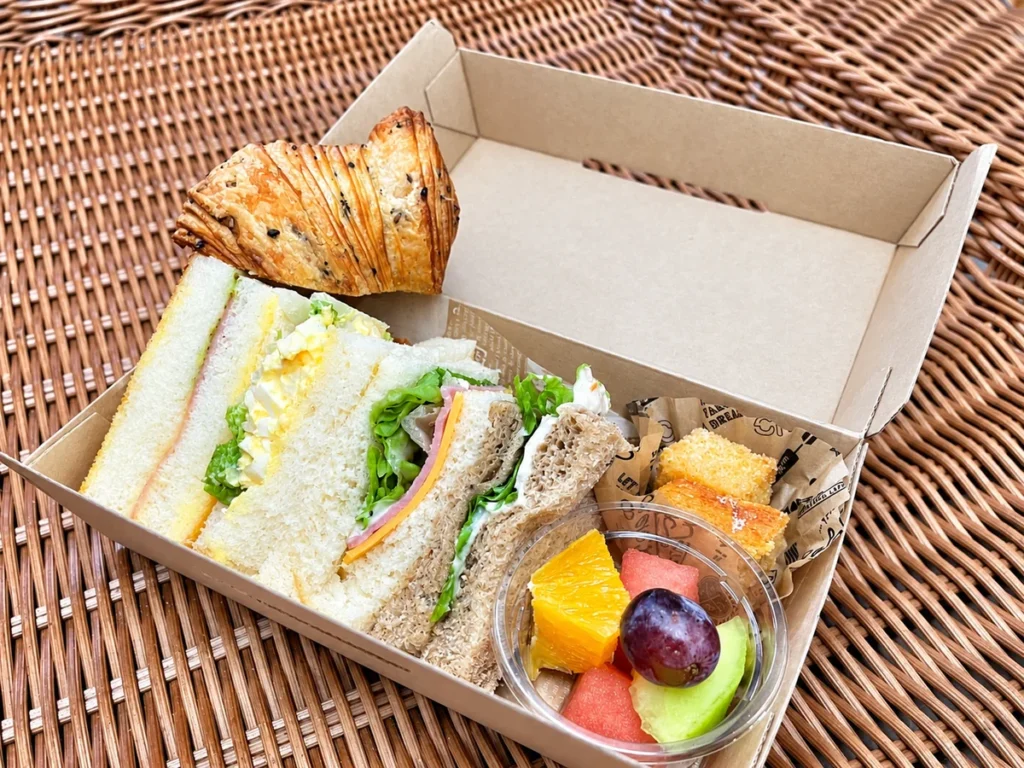 サンドイッチ、黒ゴマクロワッサン、カップのフルーツなどを詰めた朝食用サンドイッチBOX(別の角度)