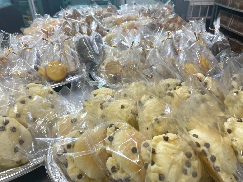 個包装のパンと焼き菓子を並べた大皿