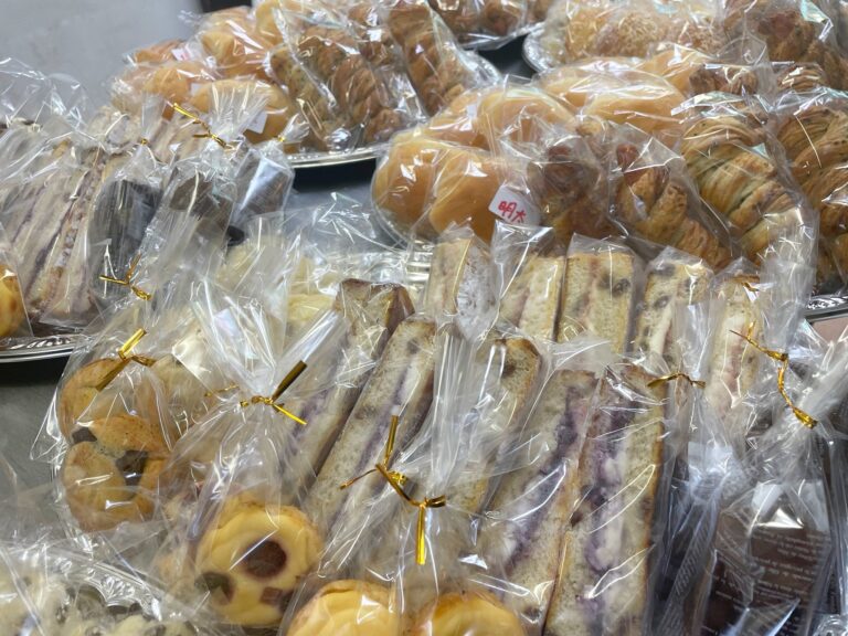 テレビ局の常連のお客様へ、好きな時間に取れる個包装パンと焼き菓子をお届けしました