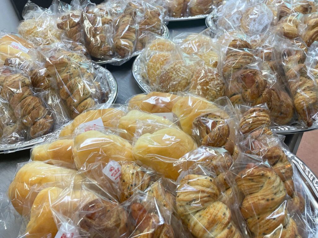 個包装のパンを並べた大皿