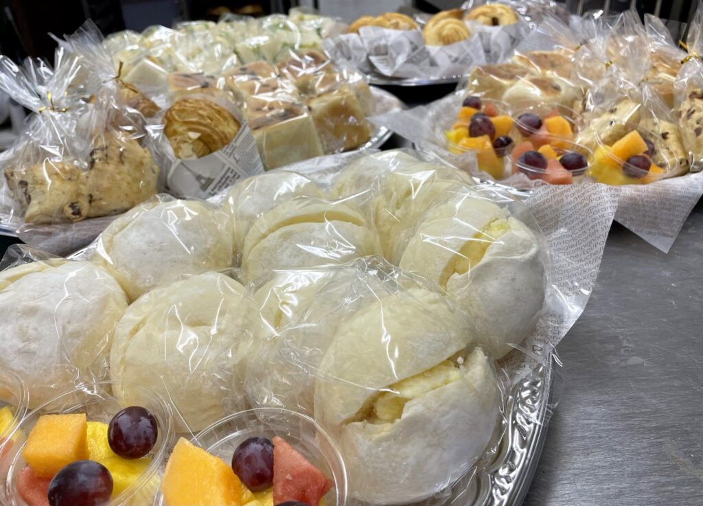 包裝的牛奶奶油麵包、司康、麵包與水果杯