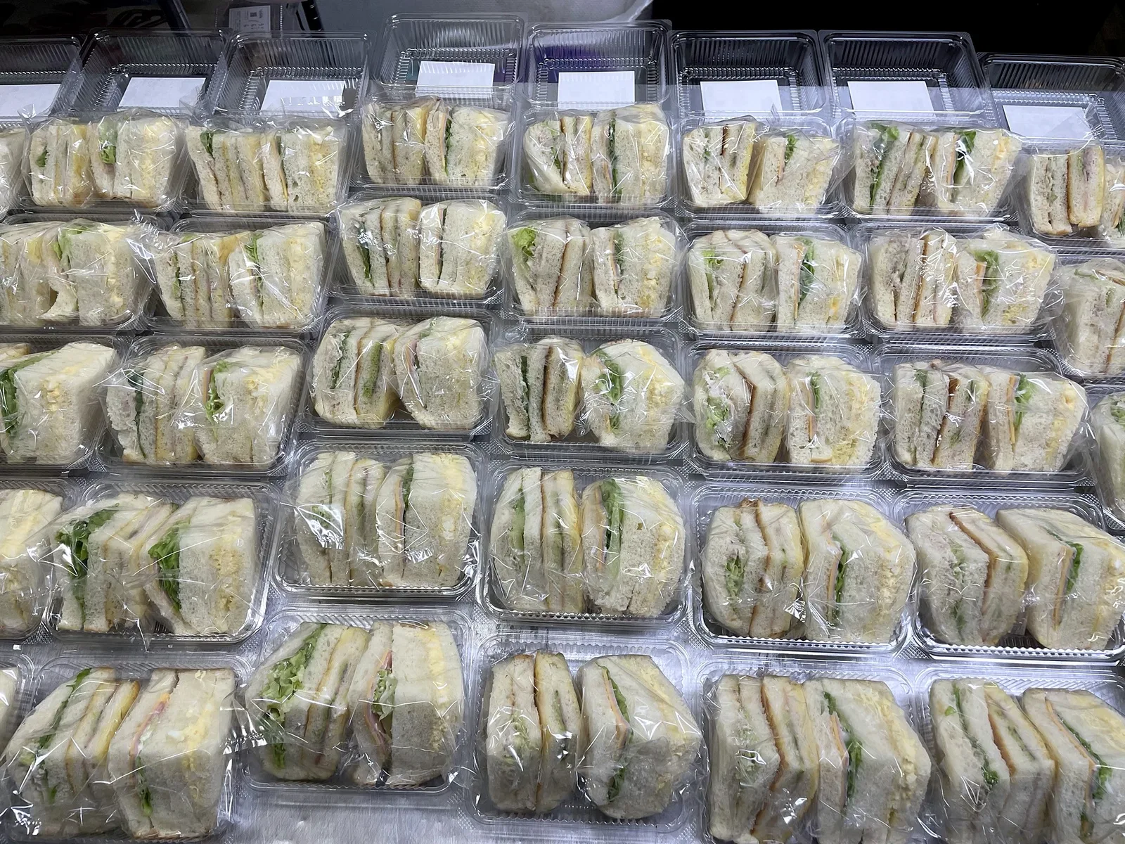 大量に並べた個包装のサンドパック