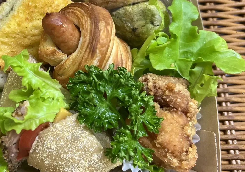 ウインナークロワッサンとから揚げ
