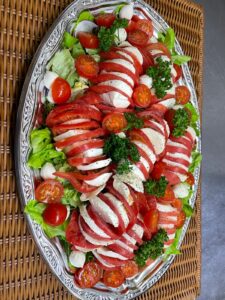 モッツァレラとトマトのサラダの大皿