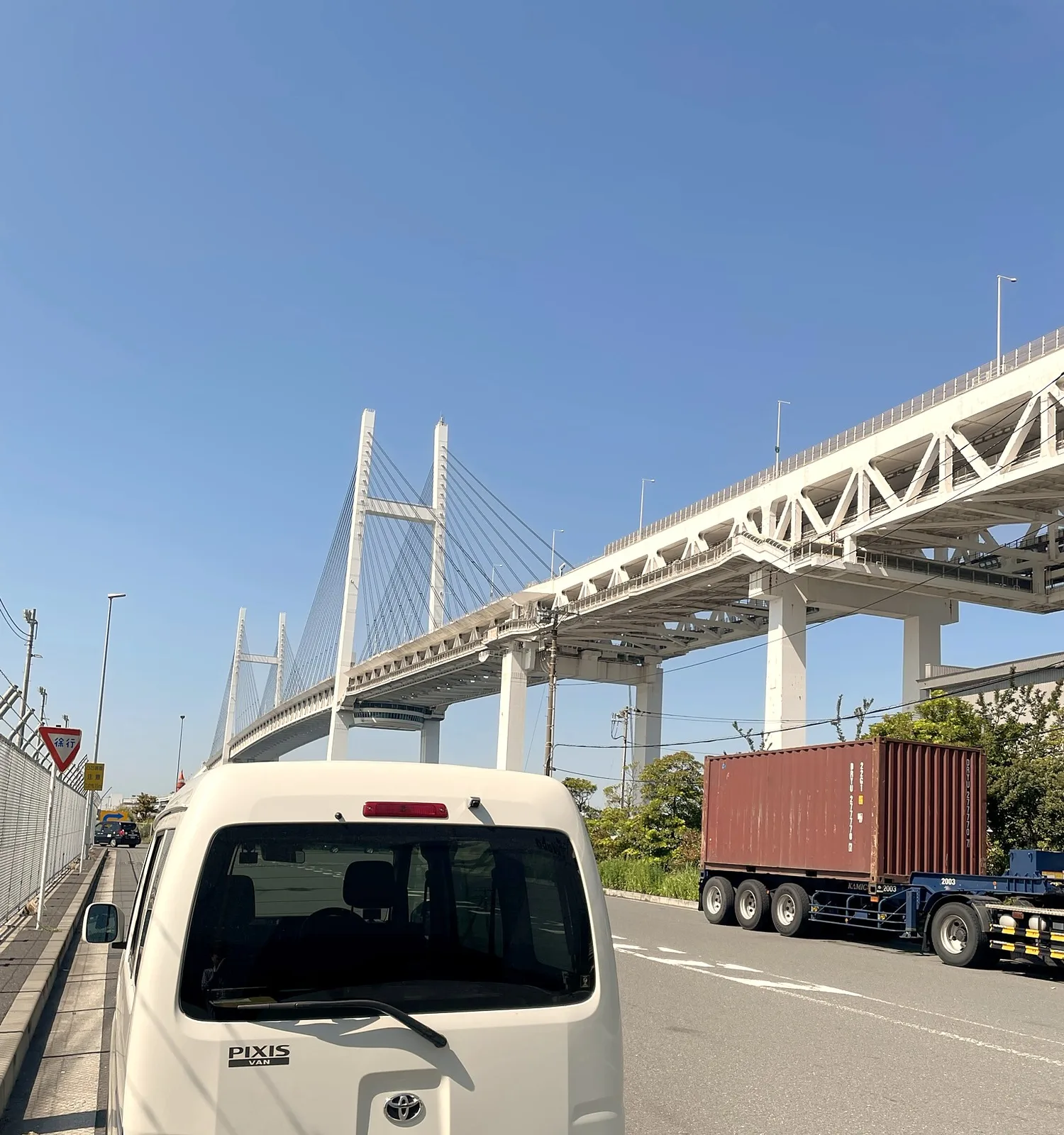 大黒ふ頭の岸壁と納品車両