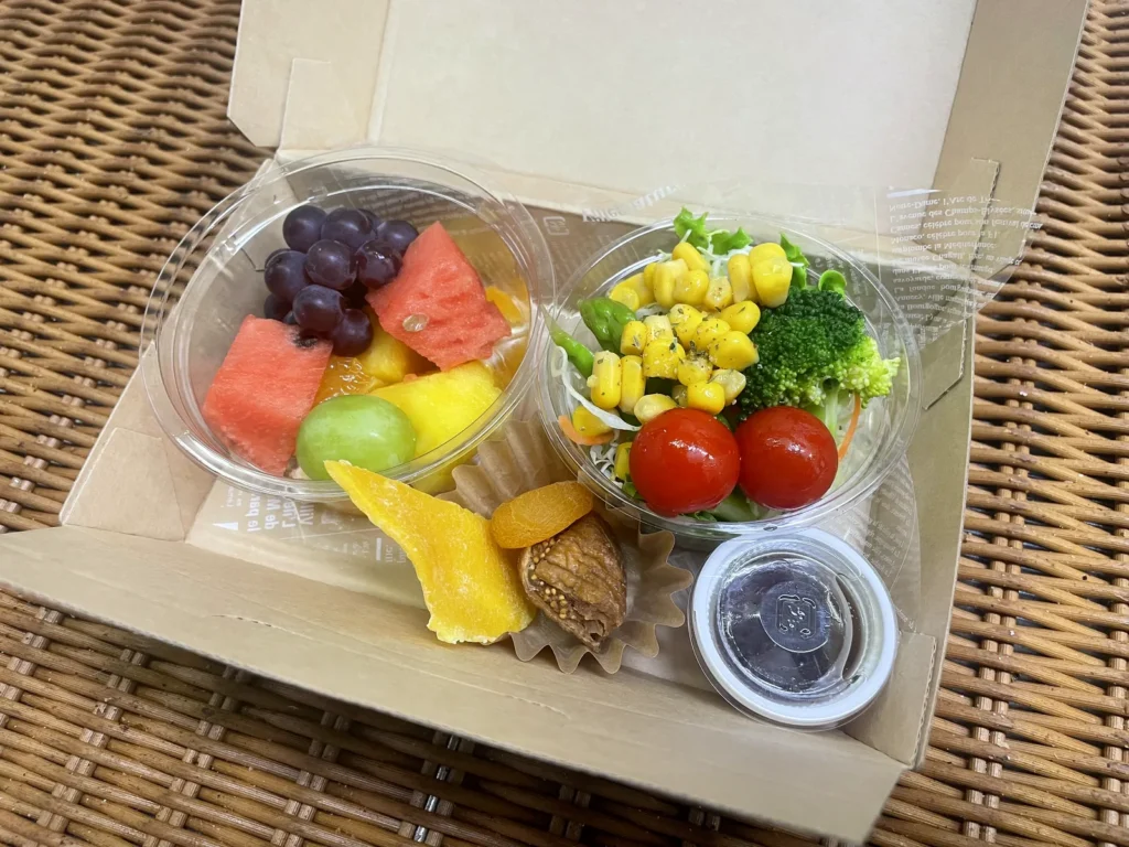 フルーツとサラダを詰めた朝食BOX