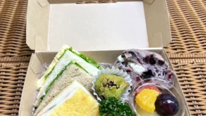 早朝5時半、団体様の朝食にフルーツ入りサンドBOXを32個