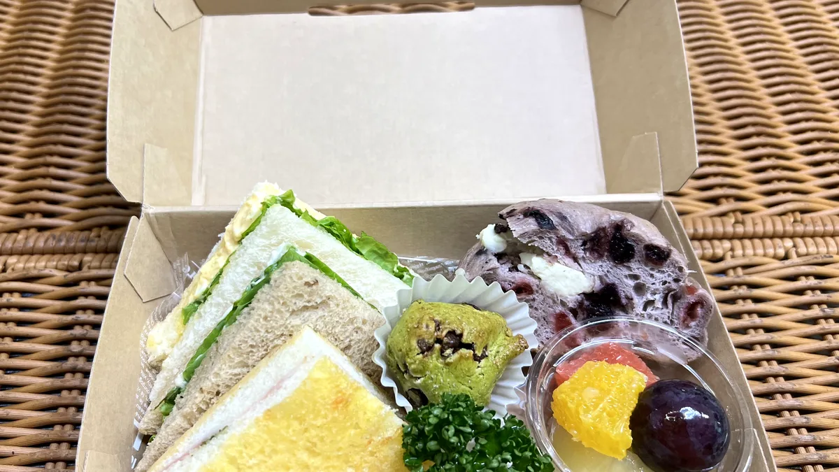 早朝5時半、団体様の朝食にフルーツ入りサンドBOXを32個