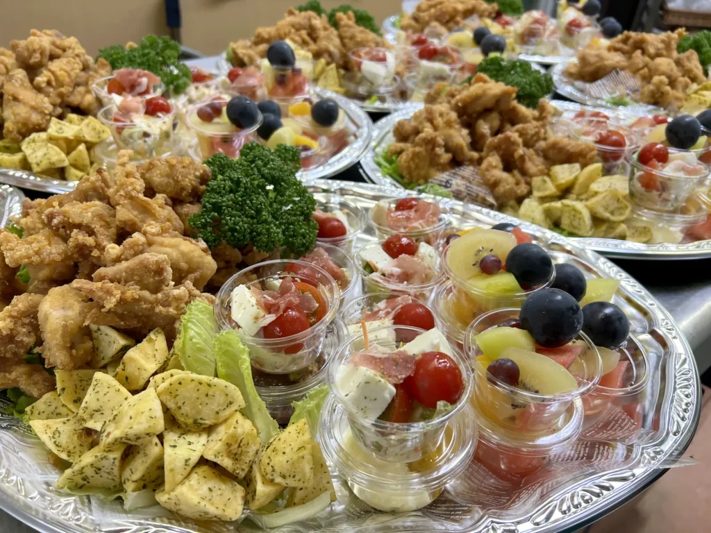 チキン、カップ入りサラダ、カップフルーツを1皿にまとめたオードブル