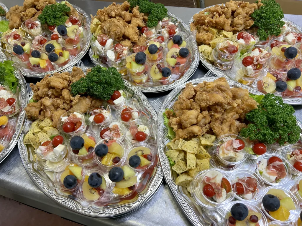 複数の大皿に分けたケータリングオードブル