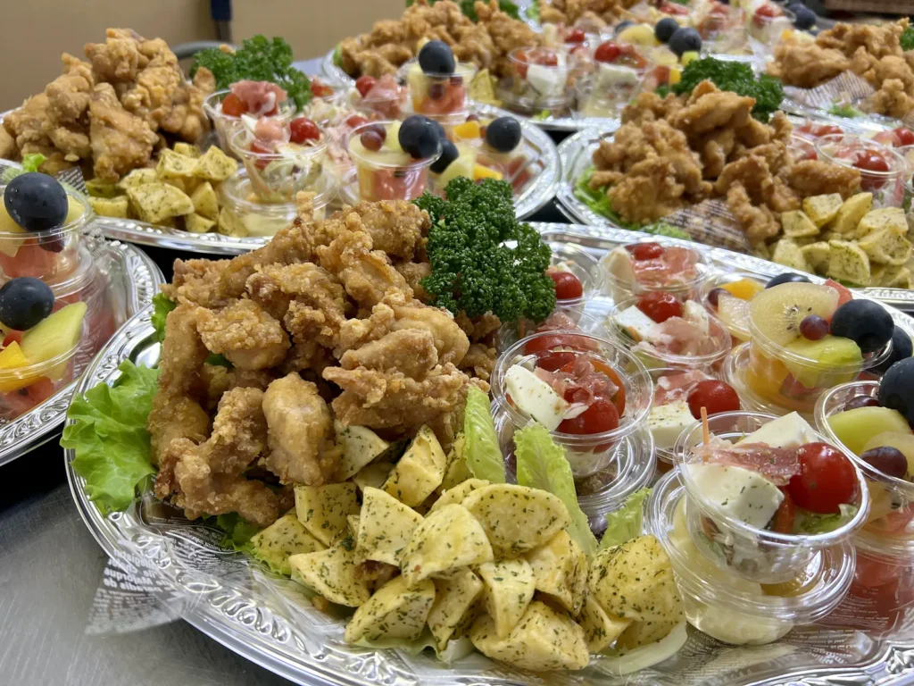 チキンとポテト、カップサラダのオードブル