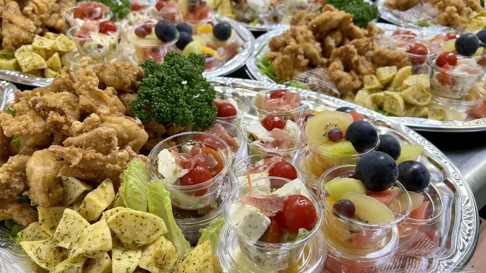 チキン、カップ入りサラダ、カップフルーツを1皿にまとめたオードブル