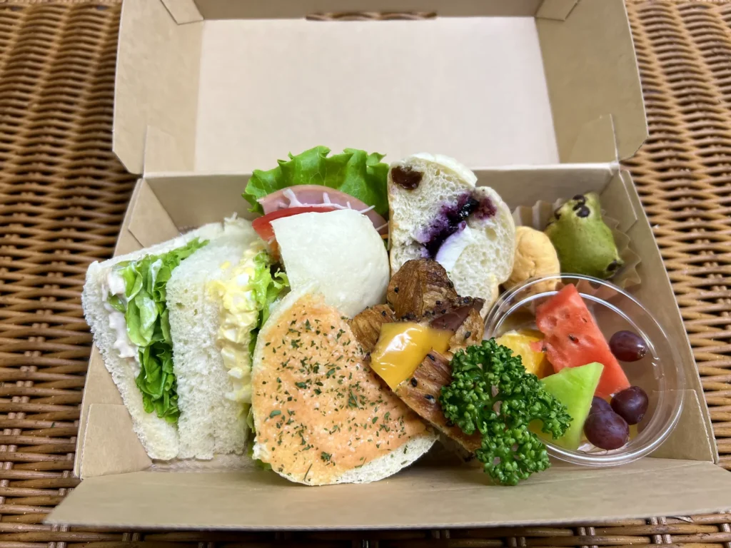 イベント向けの軽食BOX（サンドイッチ・パン・おかず・フルーツ）