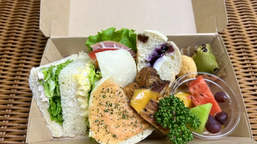 イベント向けの軽食BOX（サンドイッチ・パン・おかず・フルーツ）