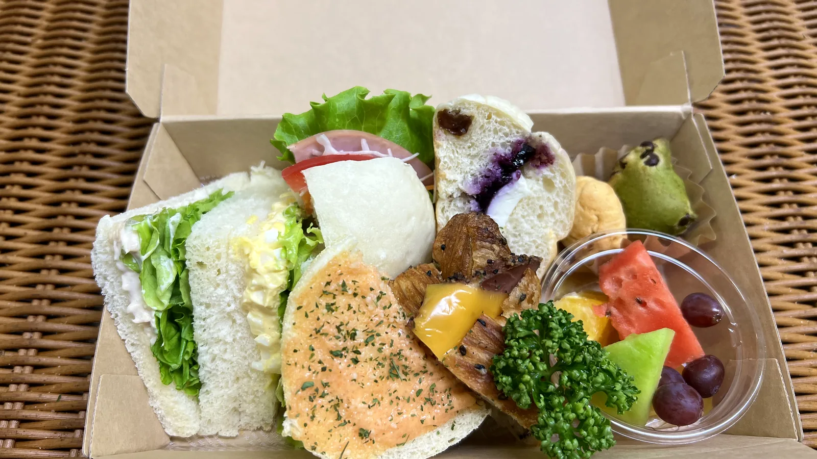 イベント向けの軽食BOX（サンドイッチ・パン・おかず・フルーツ）