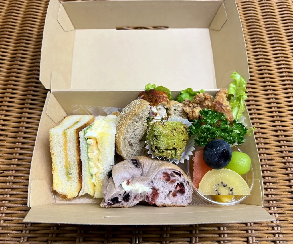 フルーツ付きランチBOX(サンドイッチ・ベーグルサンド・からあげ・焼き菓子)