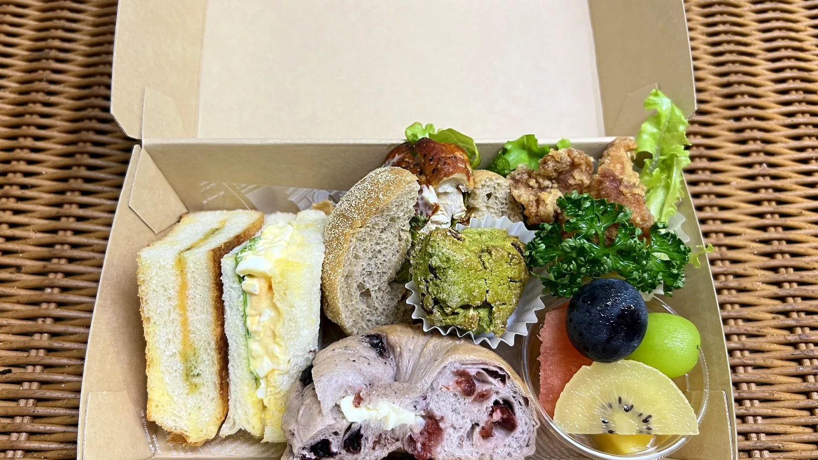 フルーツ付きランチBOX(サンドイッチ・ベーグルサンド・からあげ・焼き菓子)
