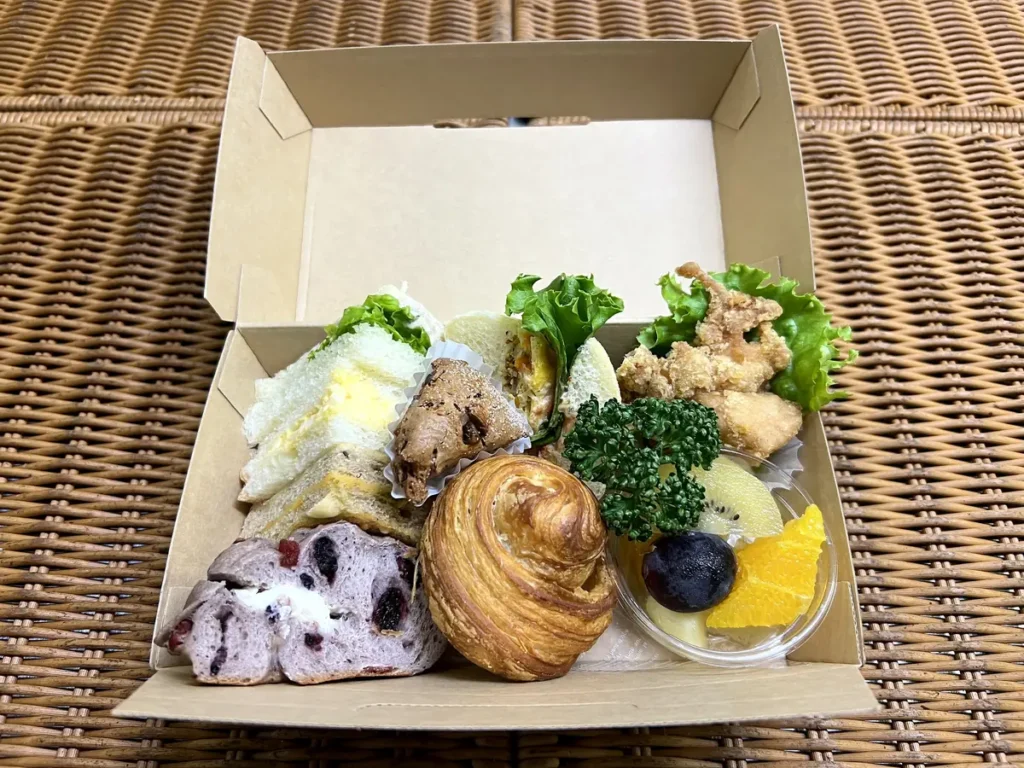 豚肉を使わないBOX（サンドイッチ・クロワッサン・から揚げ・スコーン・フルーツ）