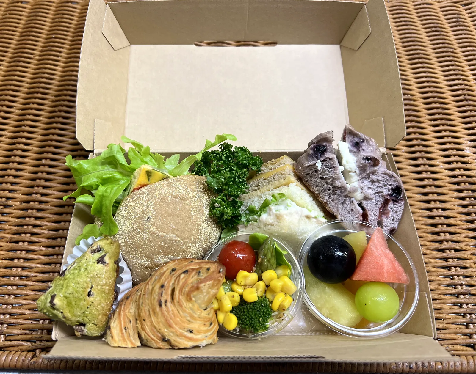 野菜オムレツサンド・ツナサンド・ベーグルサンド・サラダ・フルーツのサンドBOX