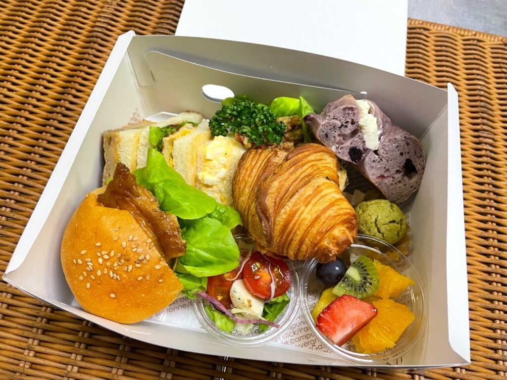 ハラル対応のサンドBOX（照り焼きチキンバーガー、モッツァレラとトマトのサラダなど）